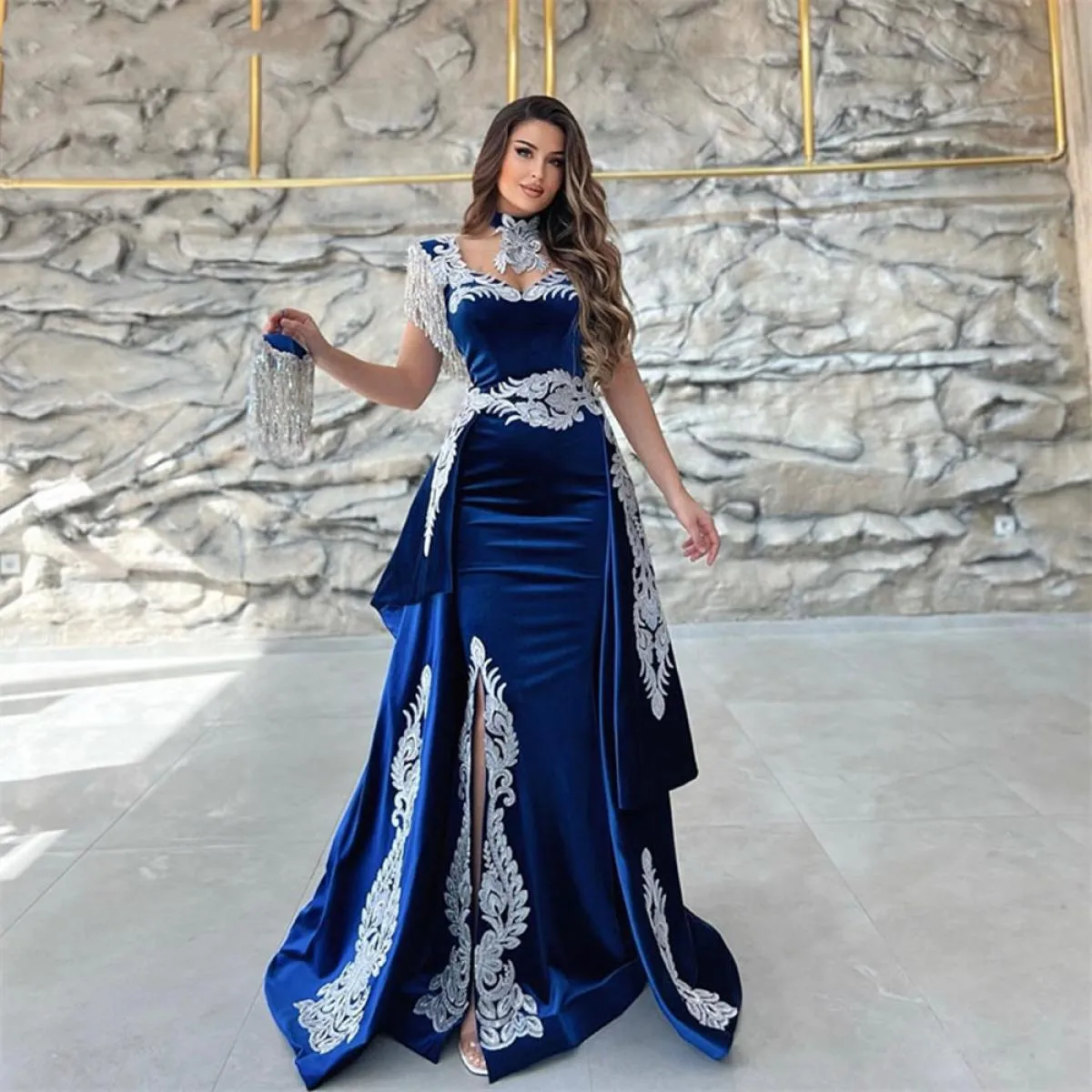 Abito da sera 2023 Abito da ballo arabo con maniche ad aletta in pizzo blu reale con applicazioni in velluto con spacco a sirena