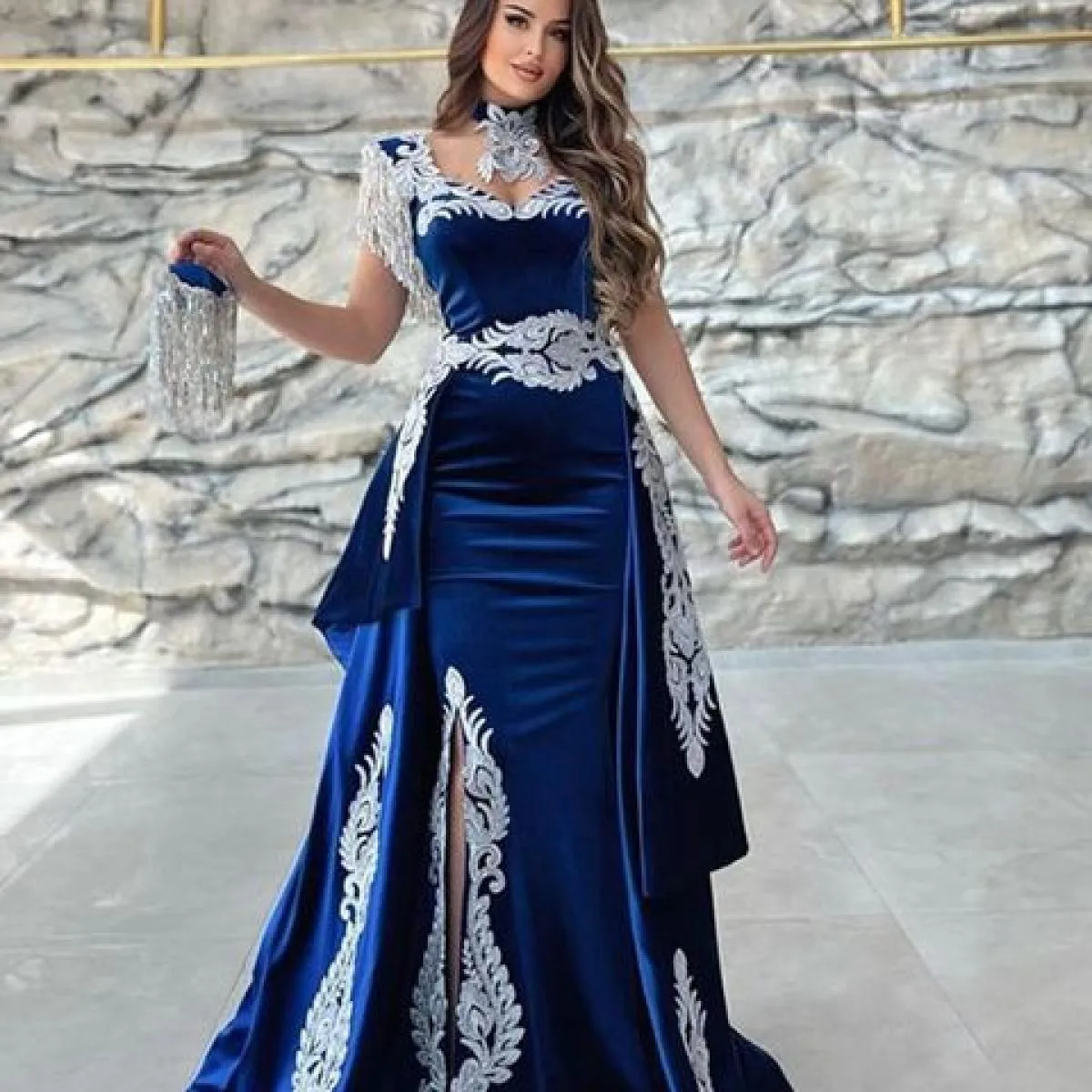 Abito da sera 2023 Abito da ballo arabo con maniche ad aletta in pizzo blu reale con applicazioni in velluto con spacco a sirena