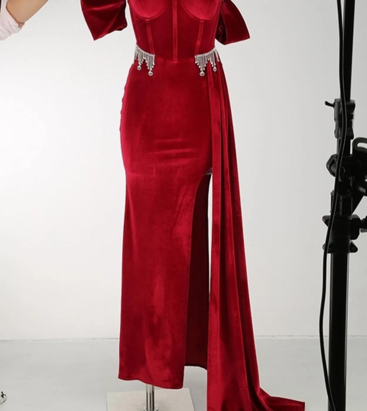 Abito lungo drappeggiato con spalle scoperte in velluto Donna con scollo a V Vita con diamanti Abito rosso con spacco alto Celeb