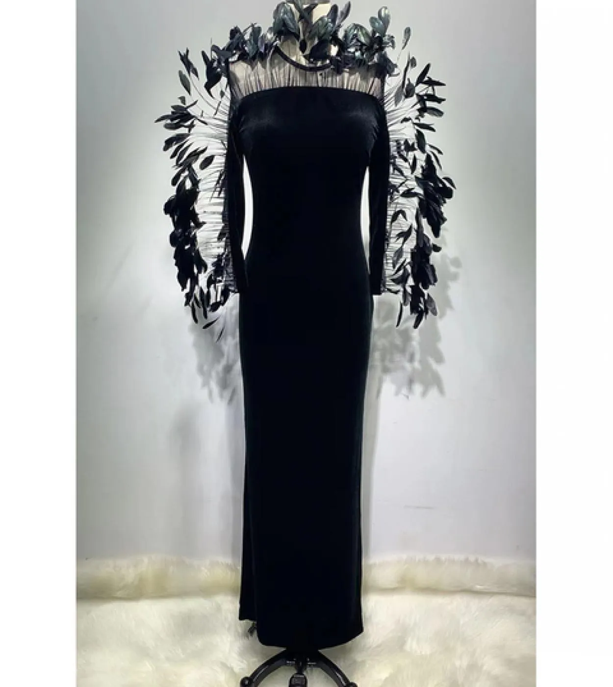 Abito lungo patchwork di piume con scollo a V Elegante abito lungo aderente a maniche lunghe in velluto nero Abito da sera per c