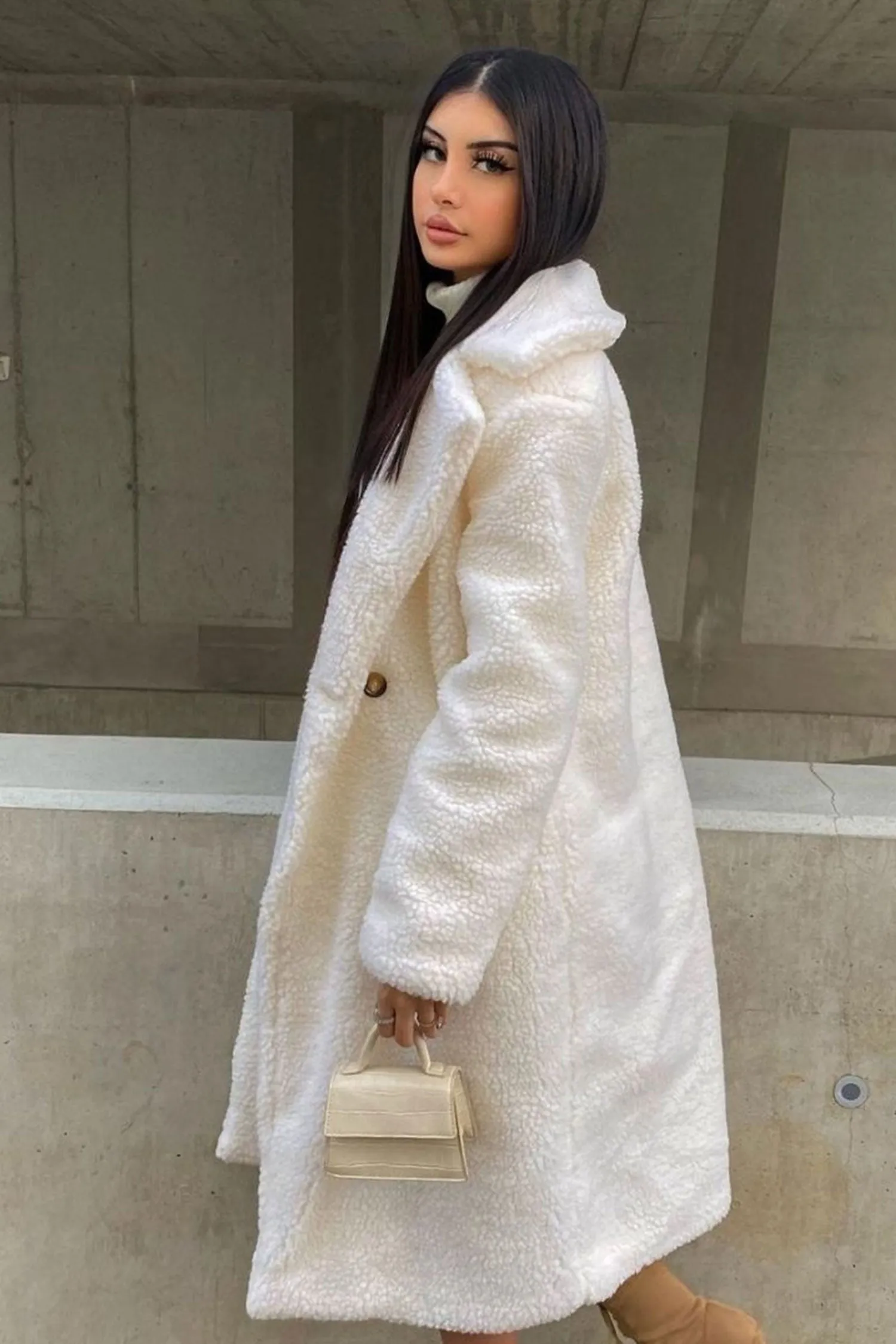 Cappotto teddy beige lungo con tasche