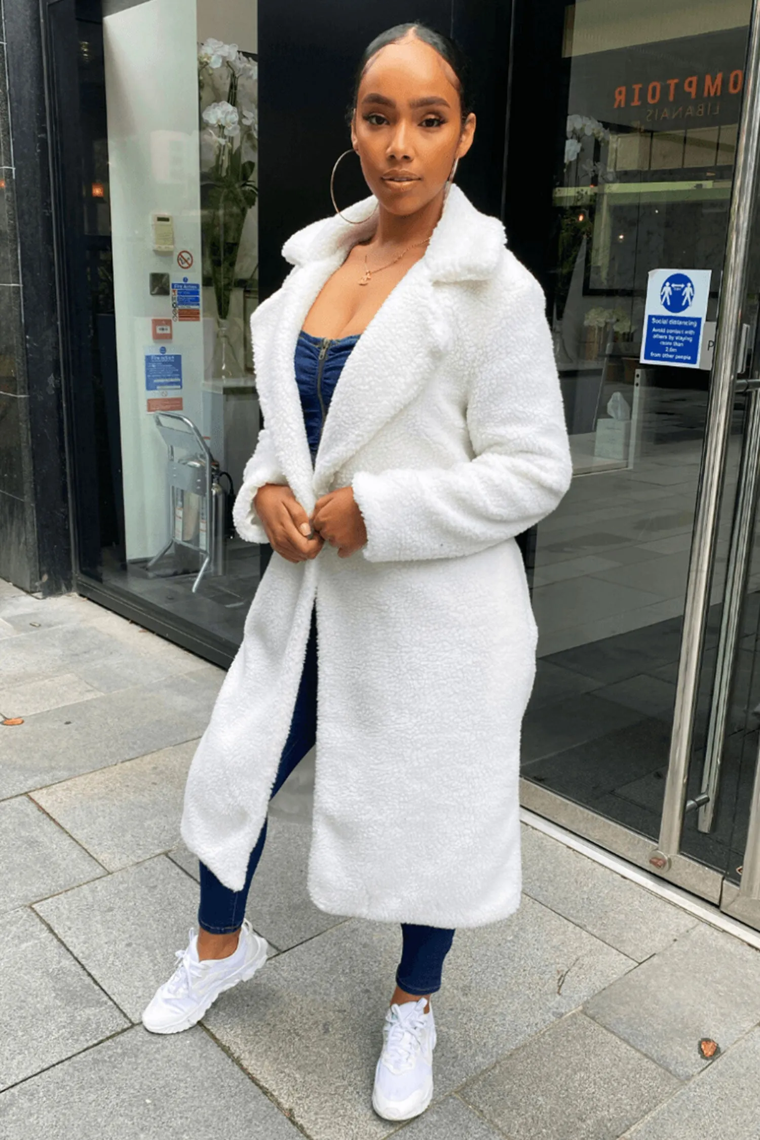 Cappotto teddy beige lungo con tasche