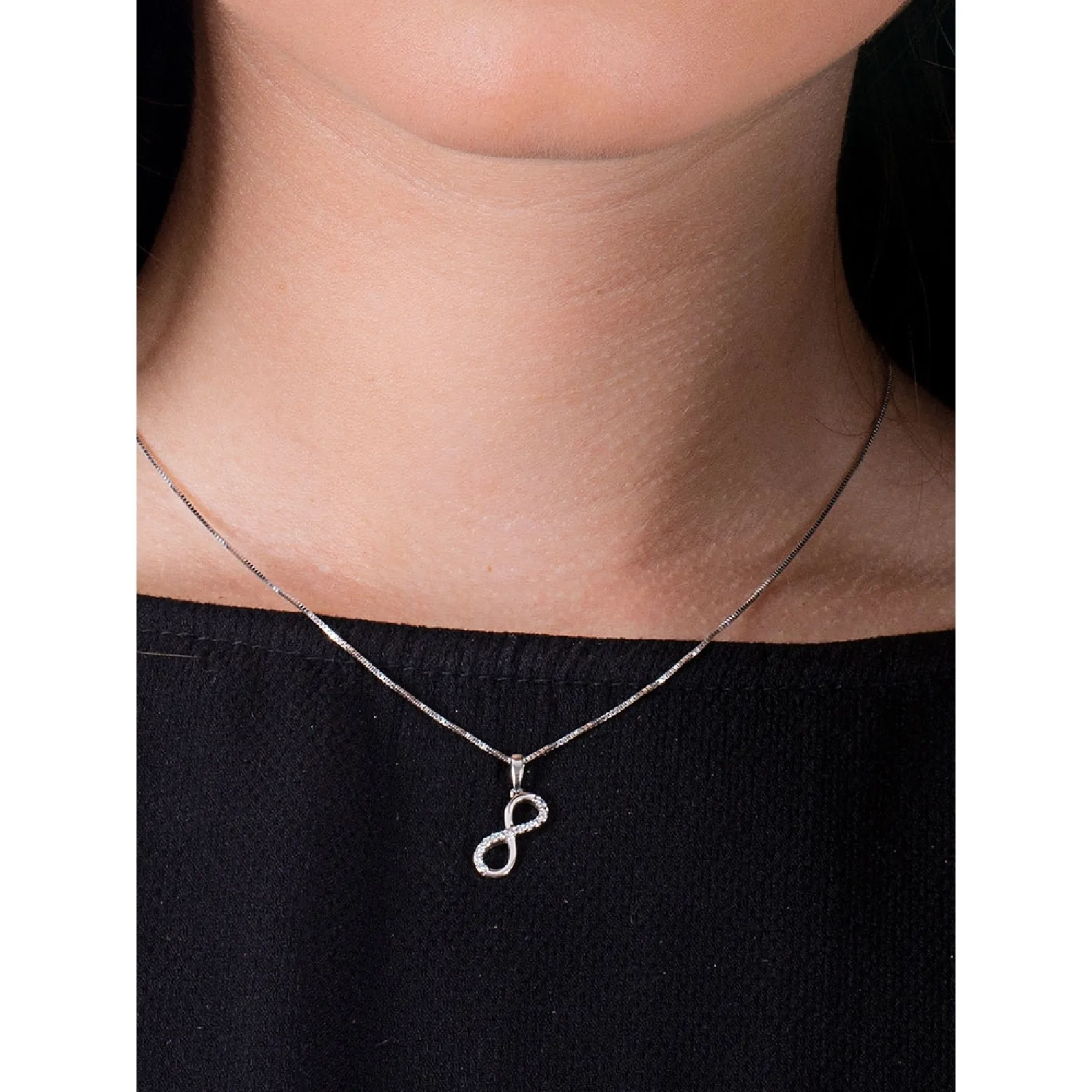 Ciondolo simbolo infinito in oro bianco 18k con zirconi.