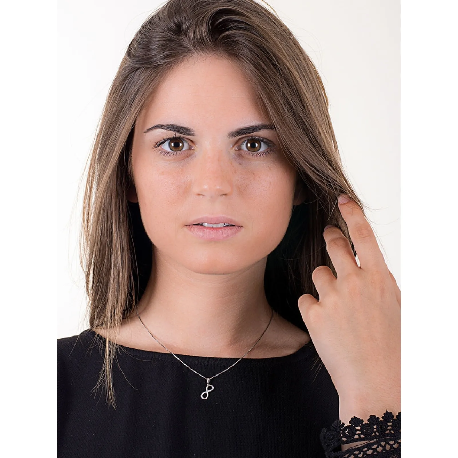 Ciondolo simbolo infinito in oro bianco 18k con zirconi.