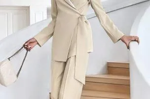 Completo giacca e pantaloni eleganti, beige