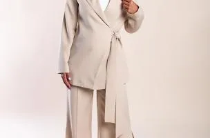 Completo giacca e pantaloni eleganti, beige