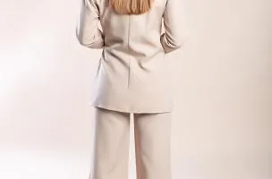 Completo giacca e pantaloni eleganti, beige