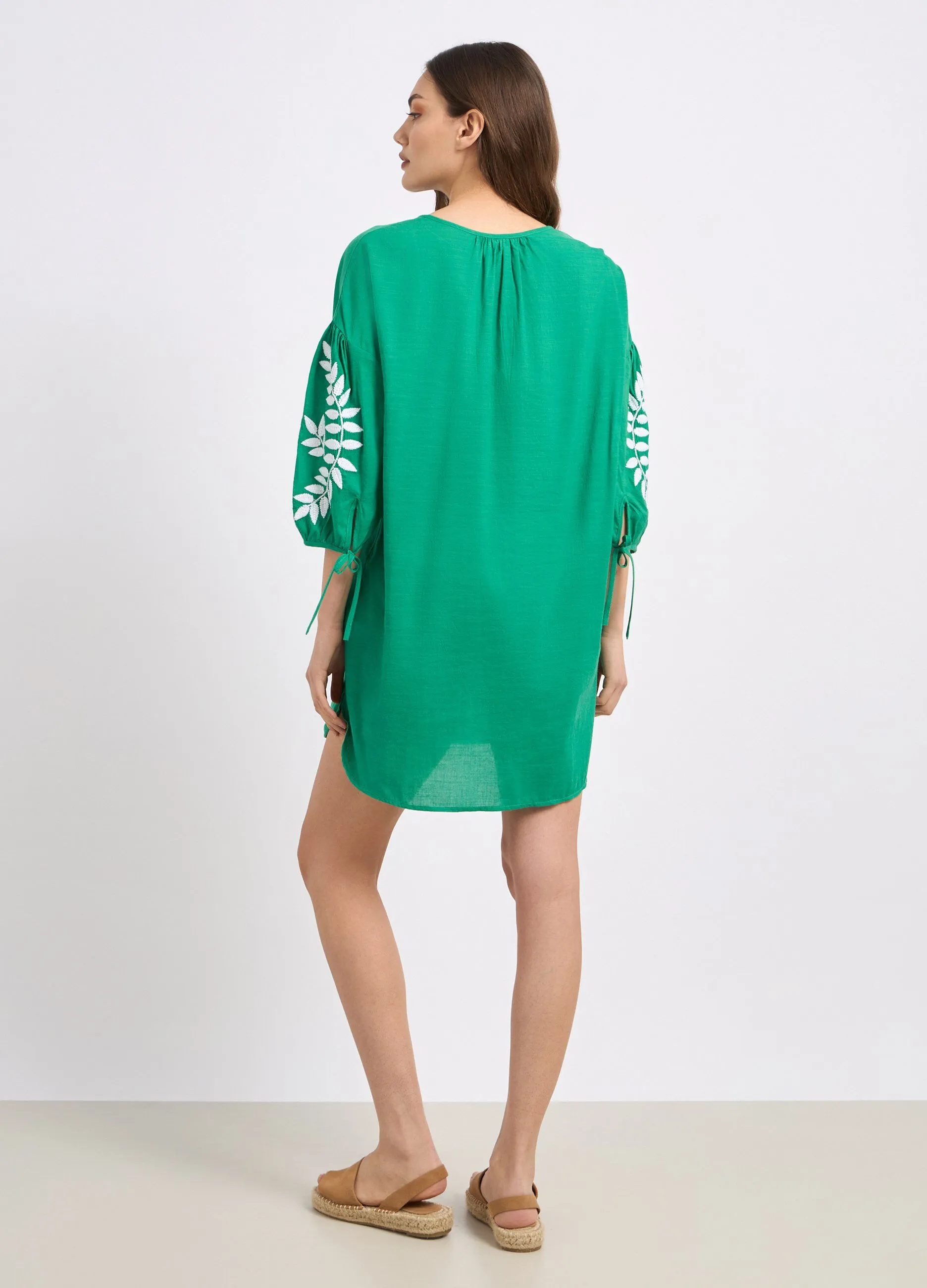 Copricostume corto in misto cotone con ricami donna