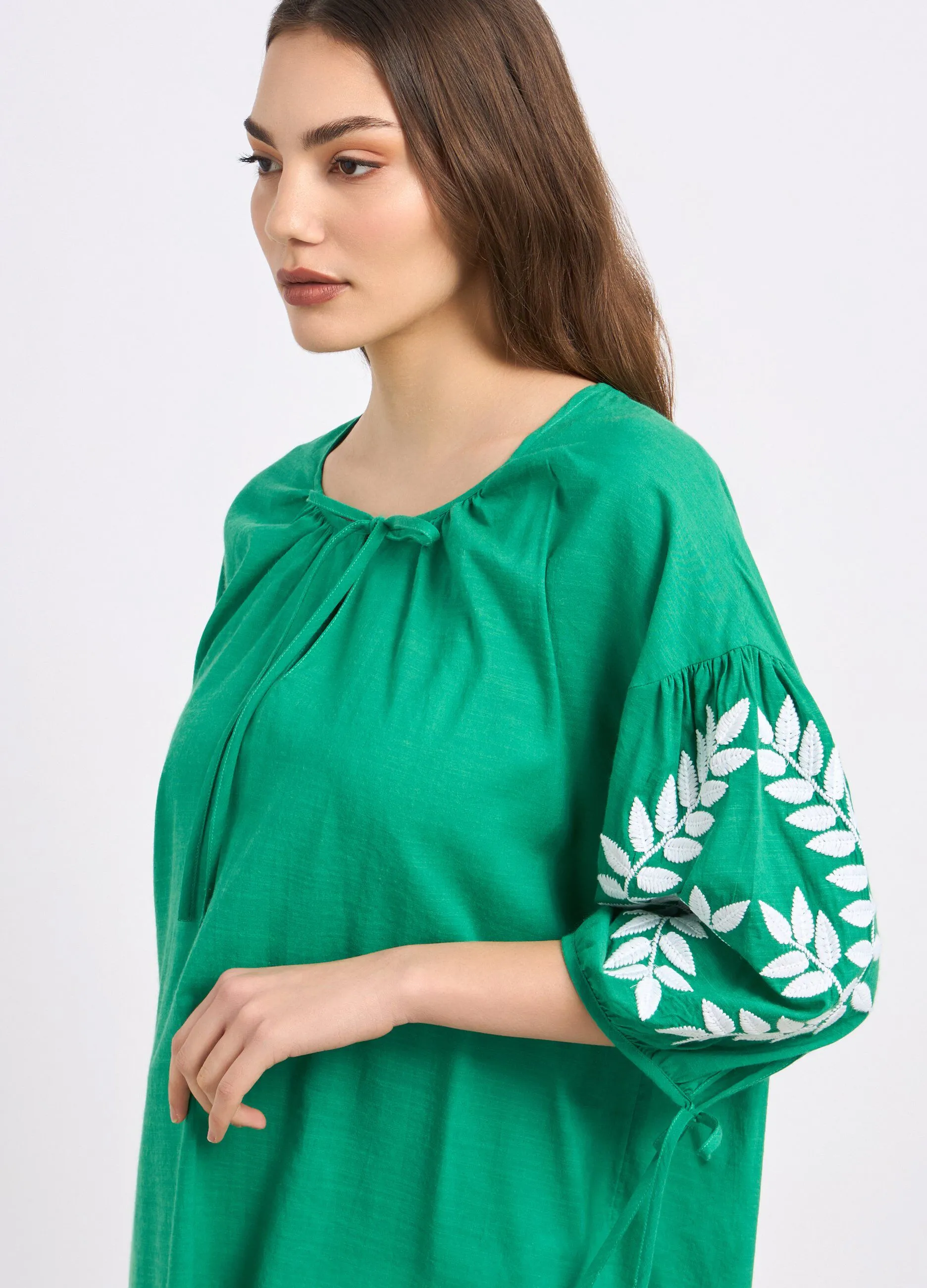 Copricostume corto in misto cotone con ricami donna