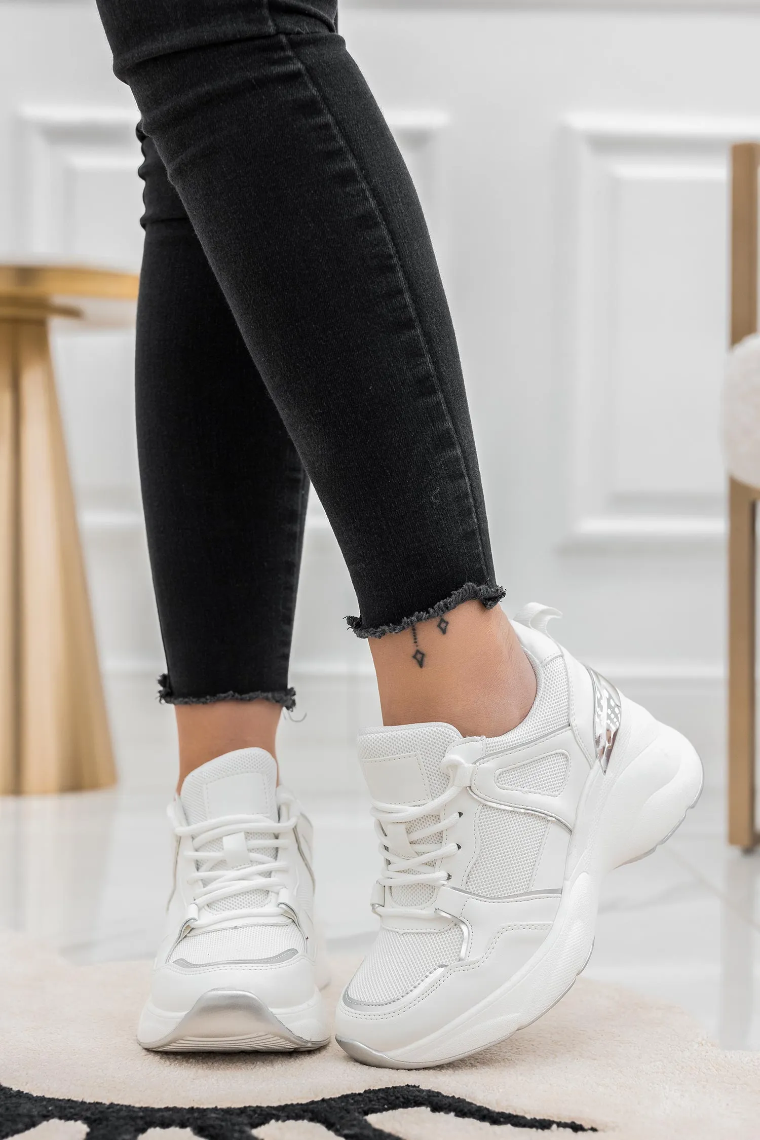 DONER - Sneakers bianche scamosciate con suola spessa