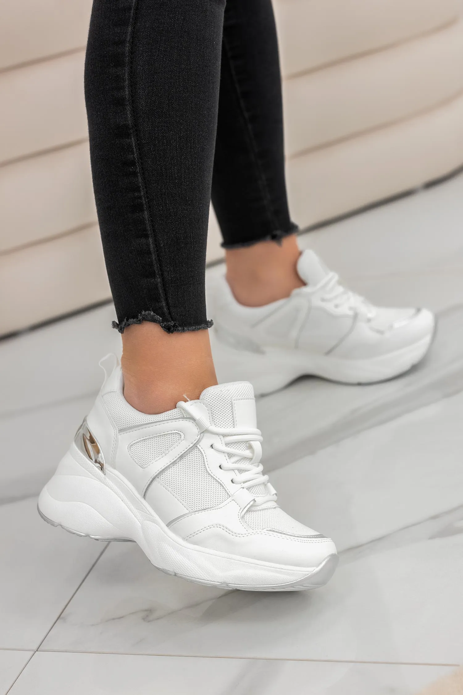 DONER - Sneakers bianche scamosciate con suola spessa