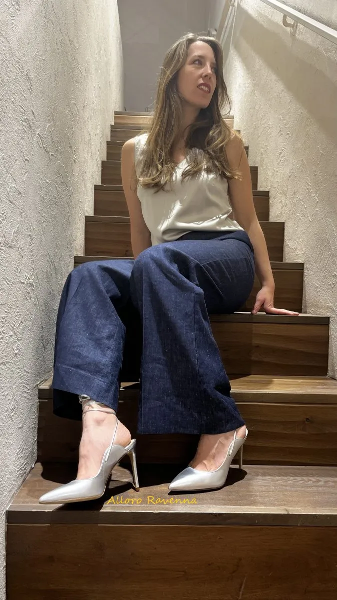 Décolleté a sabot in vera pelle laminata argento con allacciatura alla schiava e tacco a spillo
