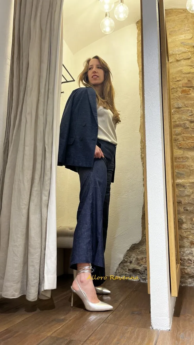 Décolleté a sabot in vera pelle laminata argento con allacciatura alla schiava e tacco a spillo