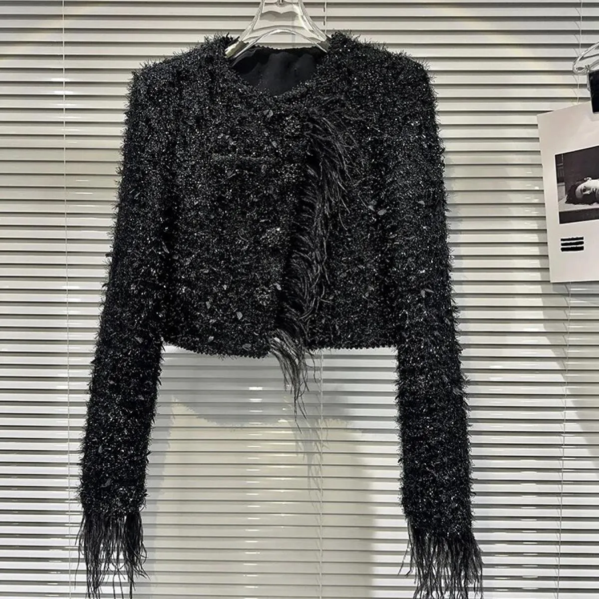 Giacca corta in tweed di seta brillante con bordo in pelliccia di struzzo da donna della moda più recente di High Street 2023