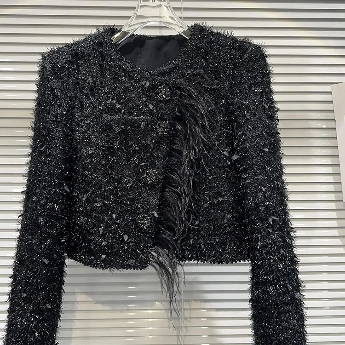 Giacca corta in tweed di seta brillante con bordo in pelliccia di struzzo da donna della moda più recente di High Street 2023