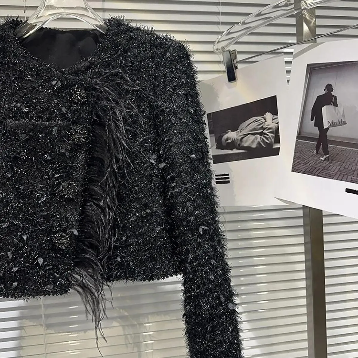 Giacca corta in tweed di seta brillante con bordo in pelliccia di struzzo da donna della moda più recente di High Street 2023