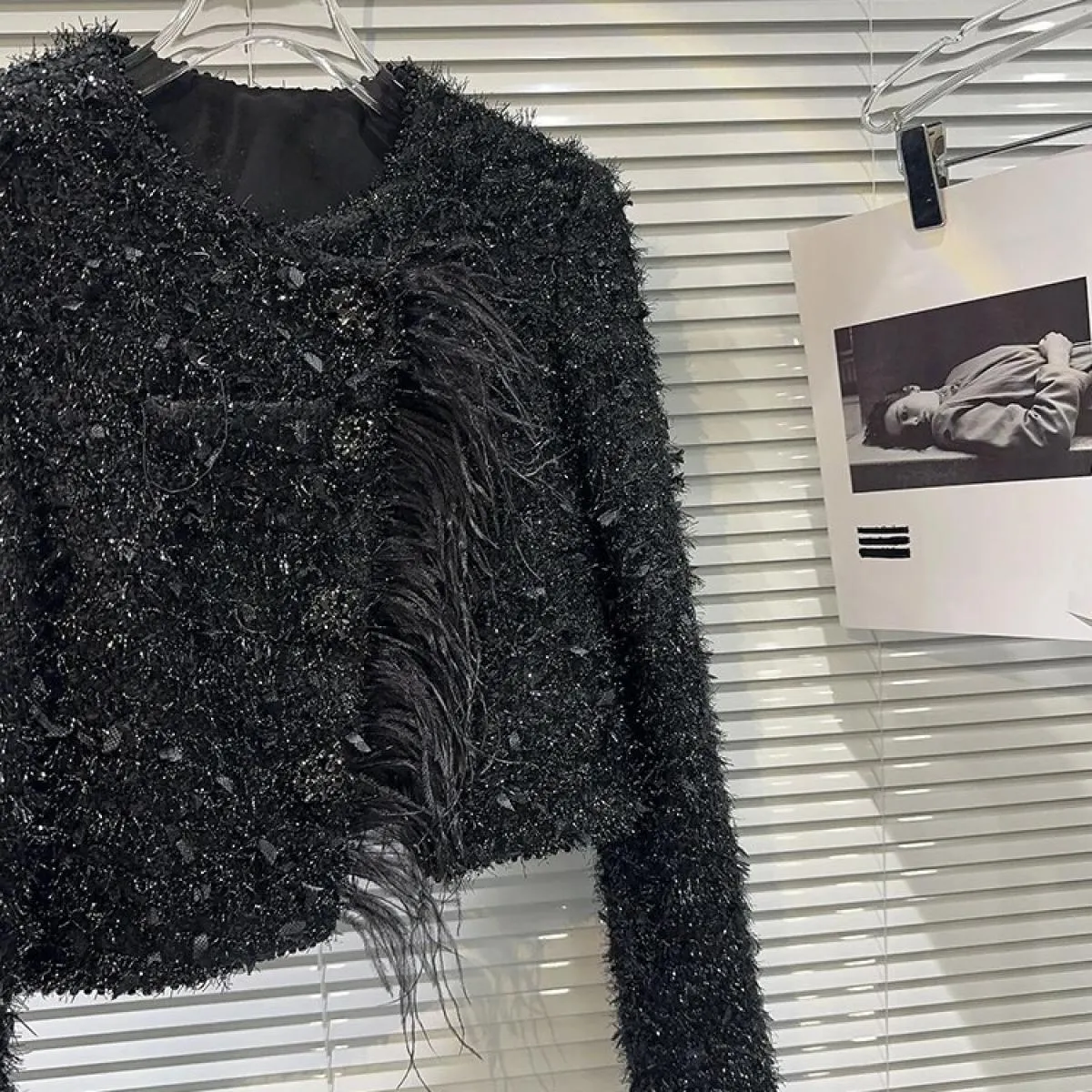 Giacca corta in tweed di seta brillante con bordo in pelliccia di struzzo da donna della moda più recente di High Street 2023