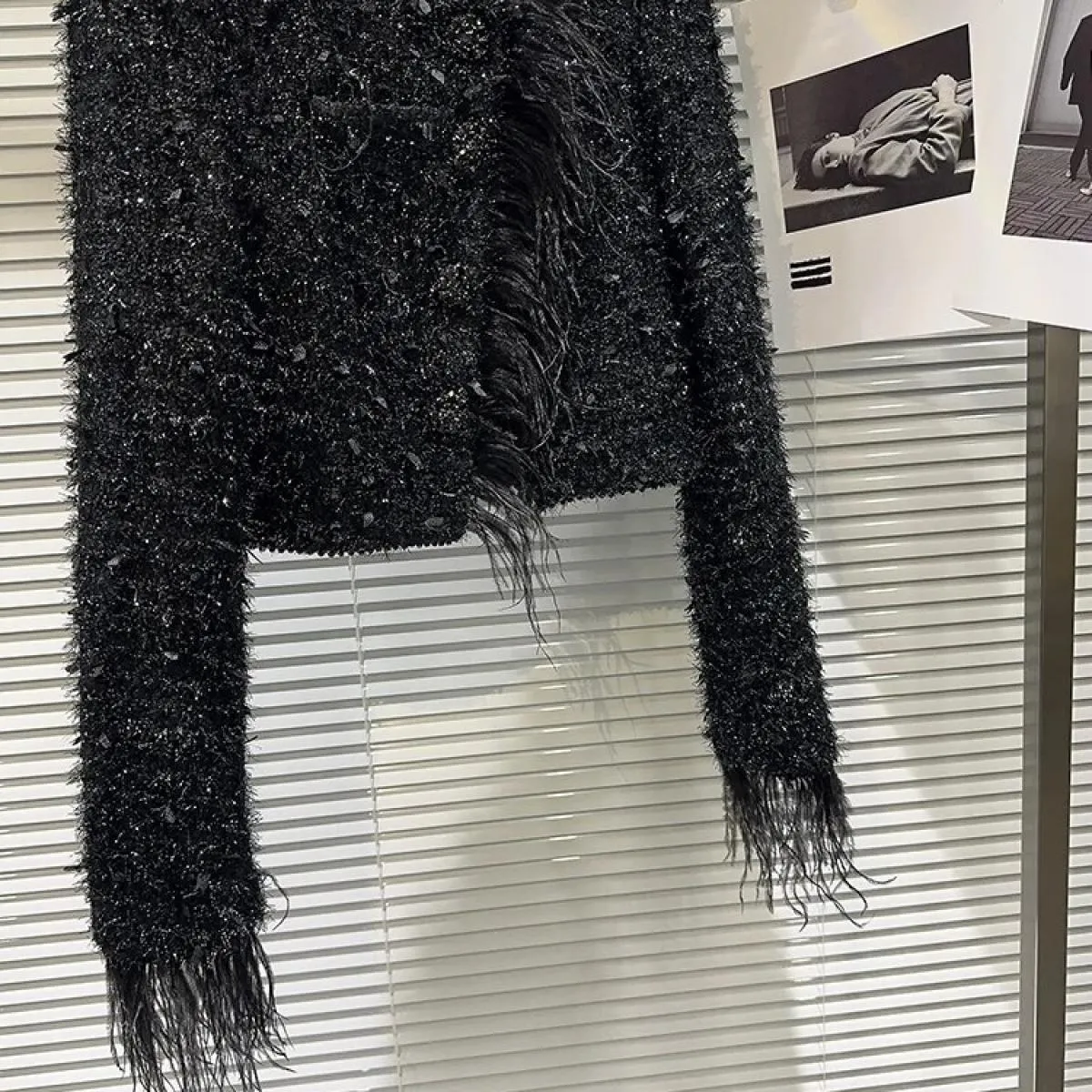Giacca corta in tweed di seta brillante con bordo in pelliccia di struzzo da donna della moda più recente di High Street 2023