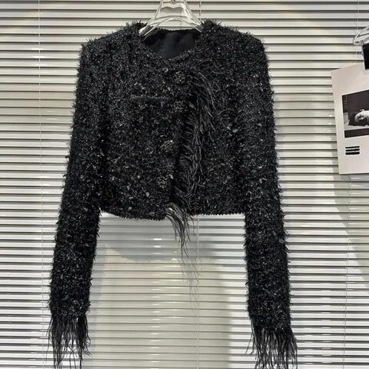 Giacca corta in tweed di seta brillante con bordo in pelliccia di struzzo da donna della moda più recente di High Street 2023
