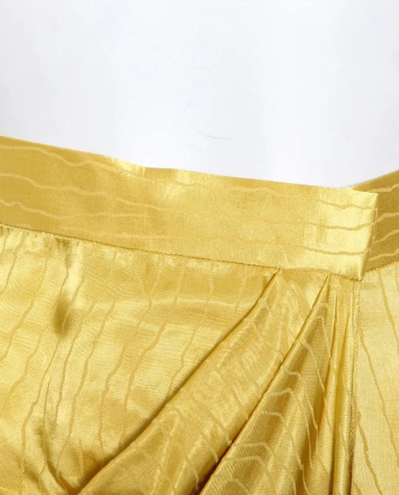 Gonna lunga da donna elegante e aggraziata in tinta unita a pieghe a vita alta con spacco irregolare