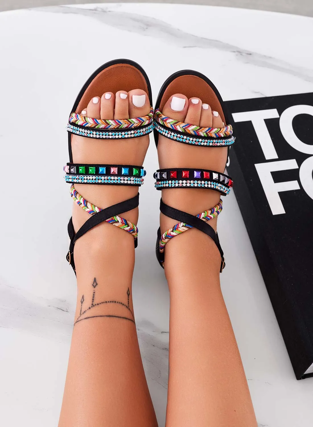 HENRY - Sandali neri bassi con strass e borchie multicolor