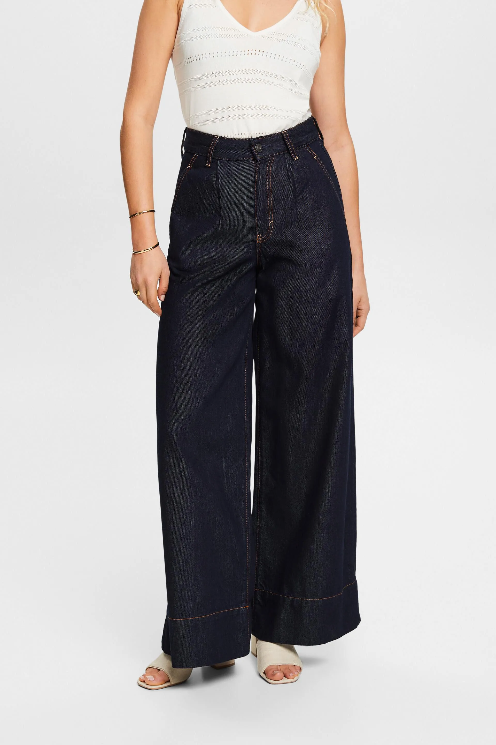 Jeans chino a gamba larga con pieghe e vita alta