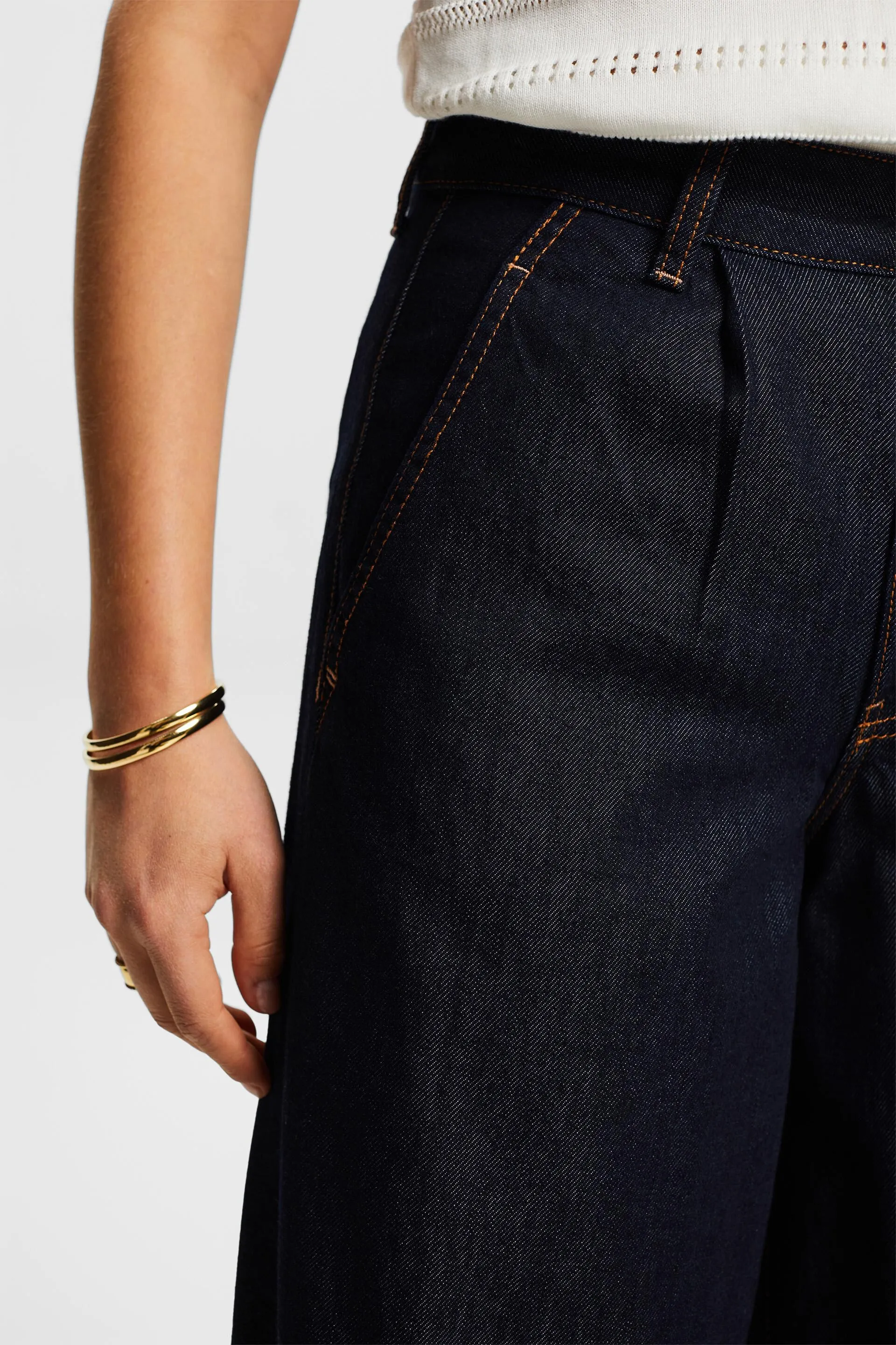 Jeans chino a gamba larga con pieghe e vita alta