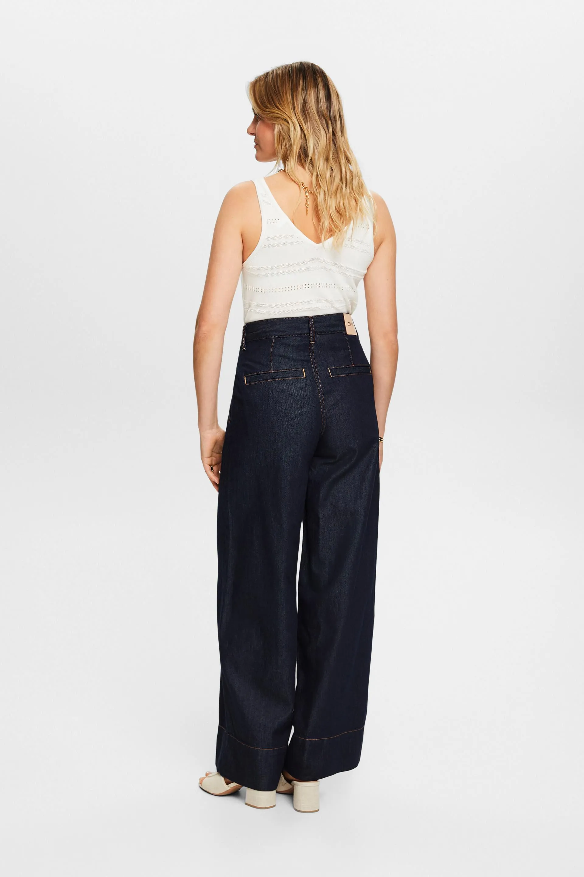 Jeans chino a gamba larga con pieghe e vita alta