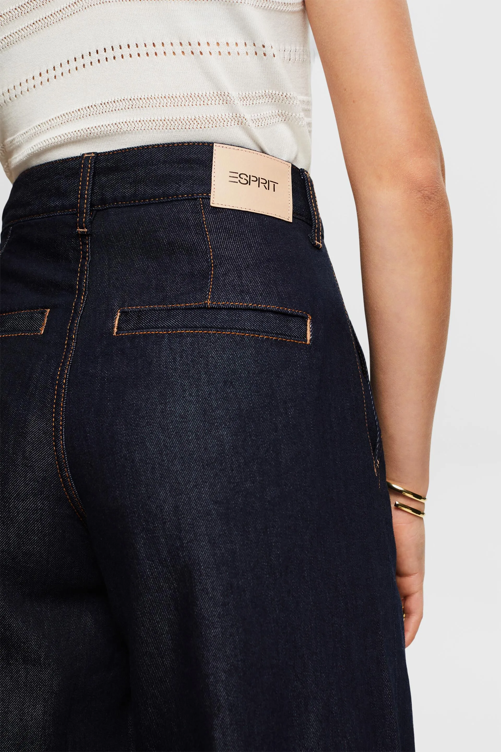 Jeans chino a gamba larga con pieghe e vita alta