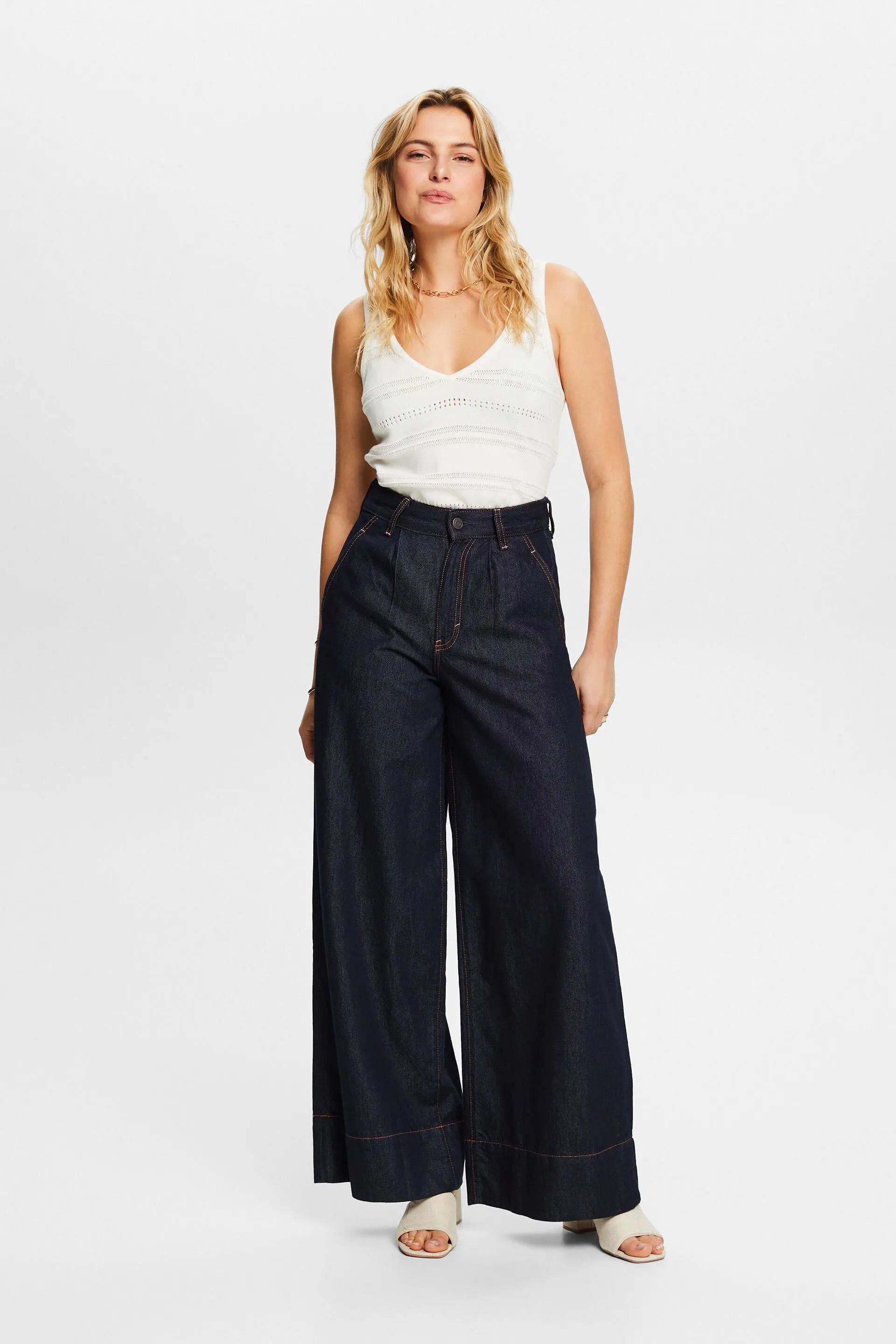 Jeans chino a gamba larga con pieghe e vita alta