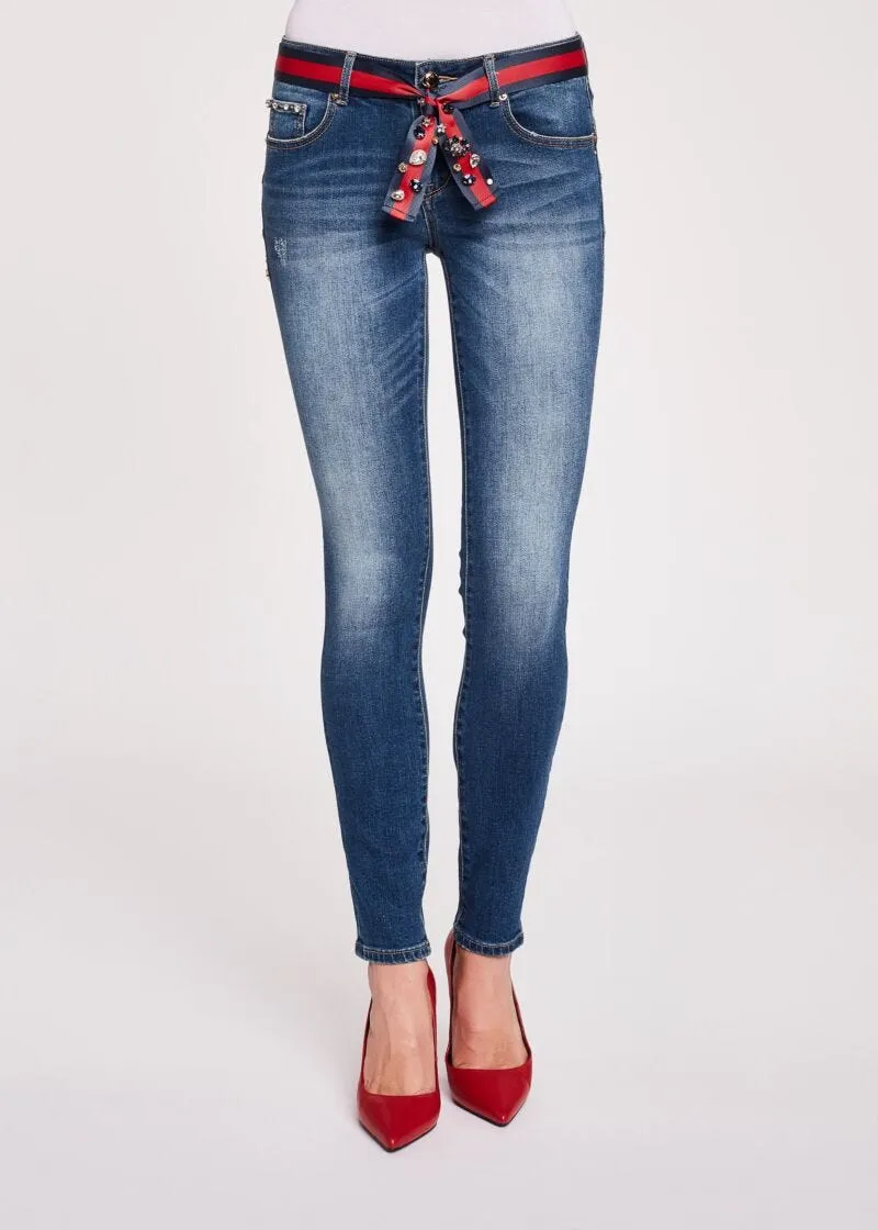 Jeans skinny con cintura