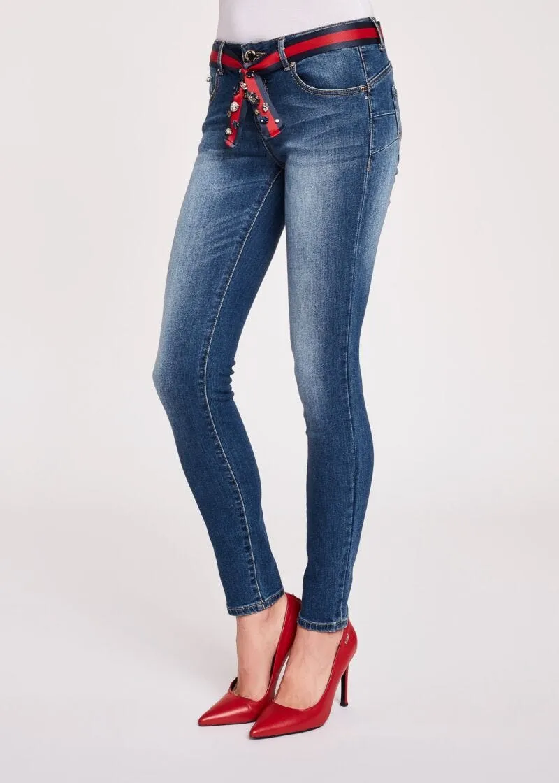 Jeans skinny con cintura