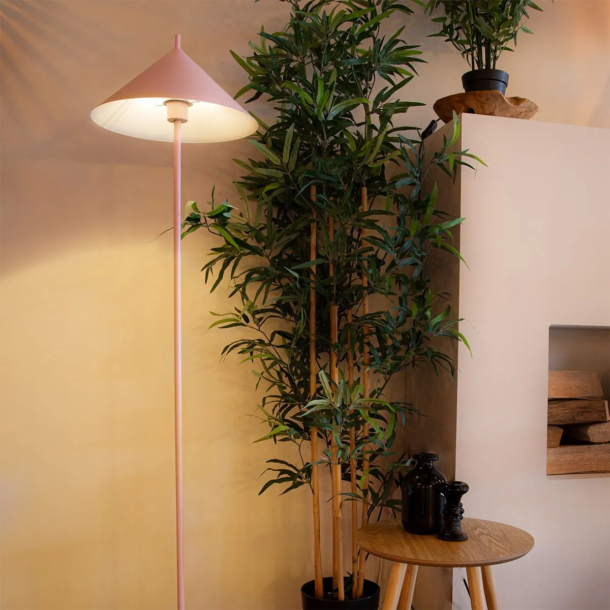 Lampada da terra di design rosa Triangolo - Triangolo