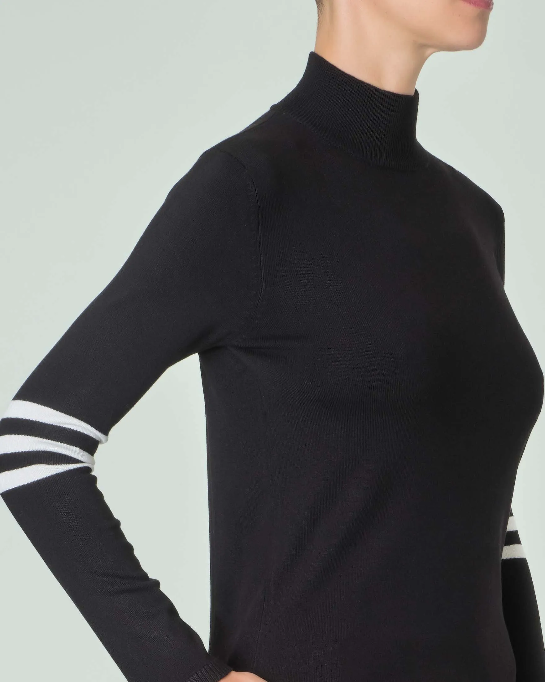Maglia nera in misto viscosa con collo in piedi e dettaglio a righe bianche sulle maniche