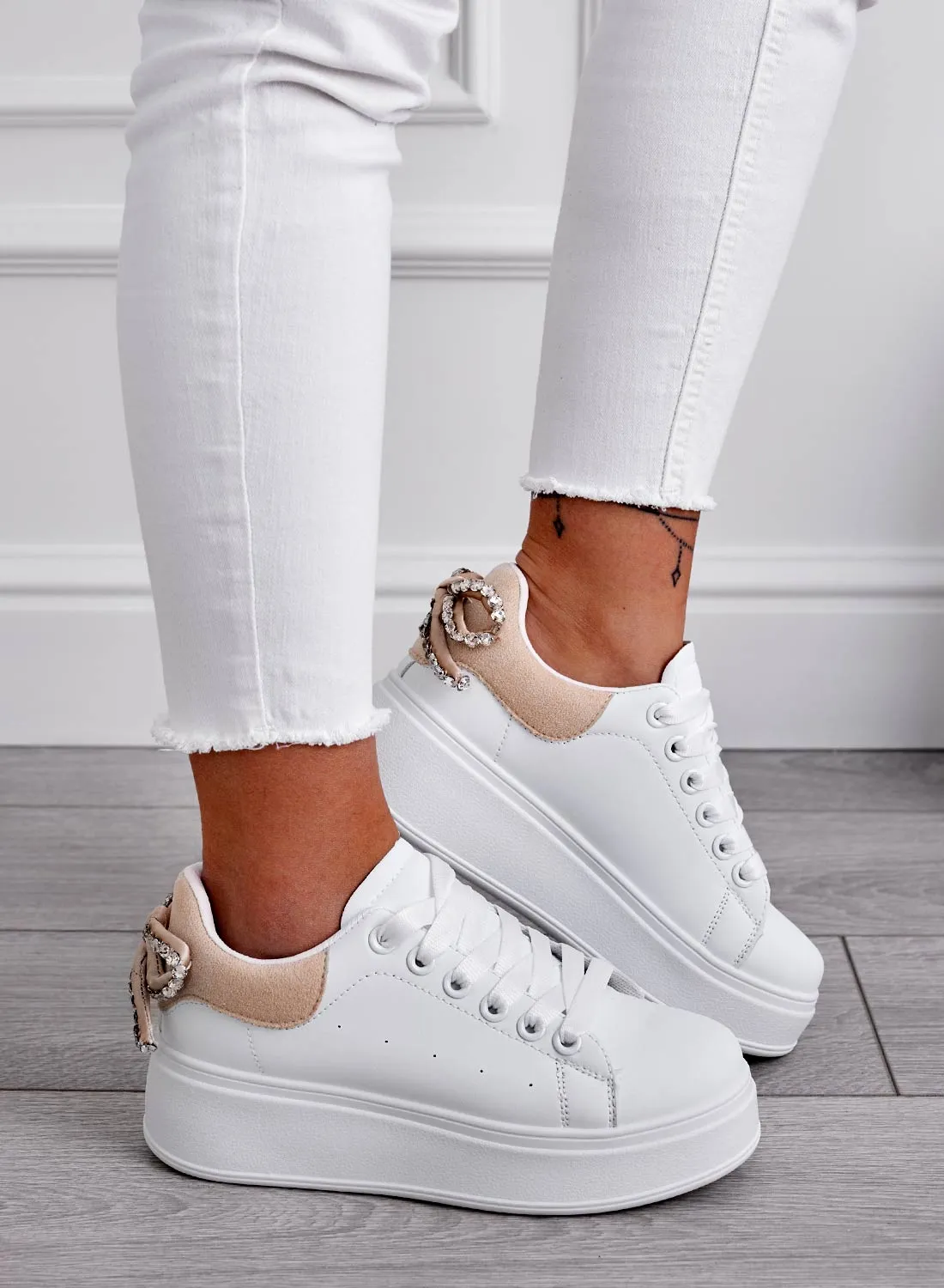 MILE - Sneakers bianche con suola spessa e fiocco in strass e retro beige
