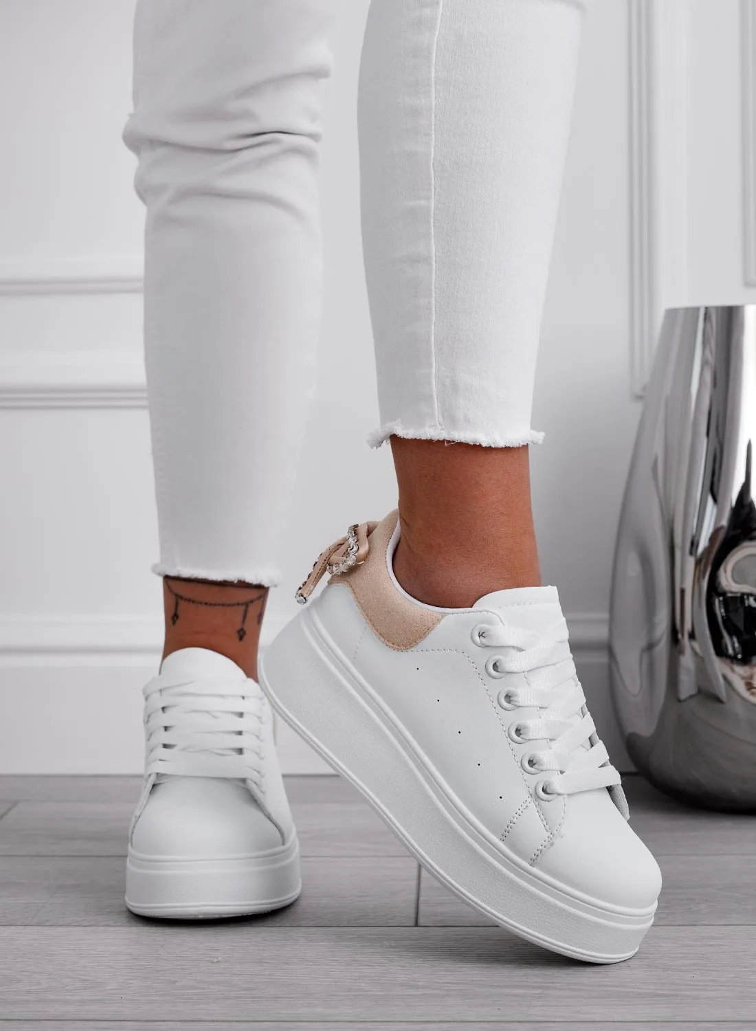 MILE - Sneakers bianche con suola spessa e fiocco in strass e retro beige