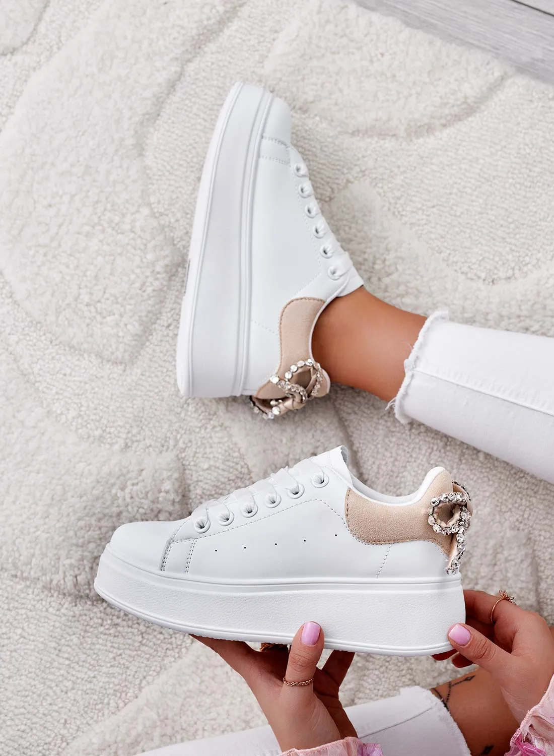 MILE - Sneakers bianche con suola spessa e fiocco in strass e retro beige
