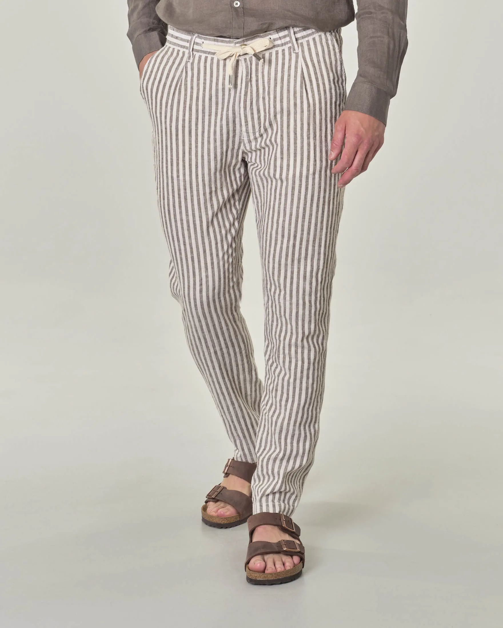 Pantalaccio a righe verdi militare e bianche in cotone e lino carrot fit