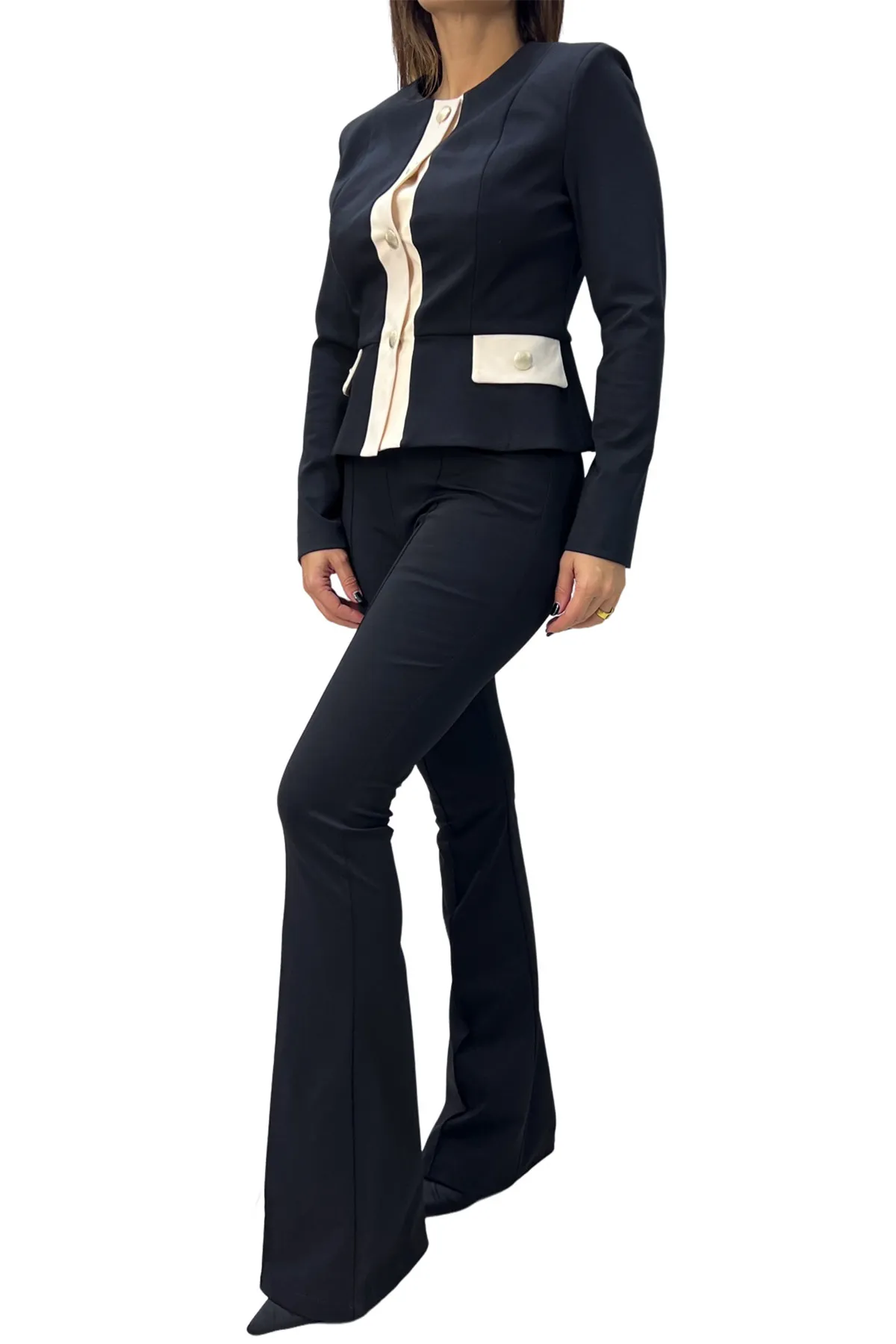 Pantalone donna a zampa vita alta bicolor tessuto bistretch con pattina beige e bottone oro