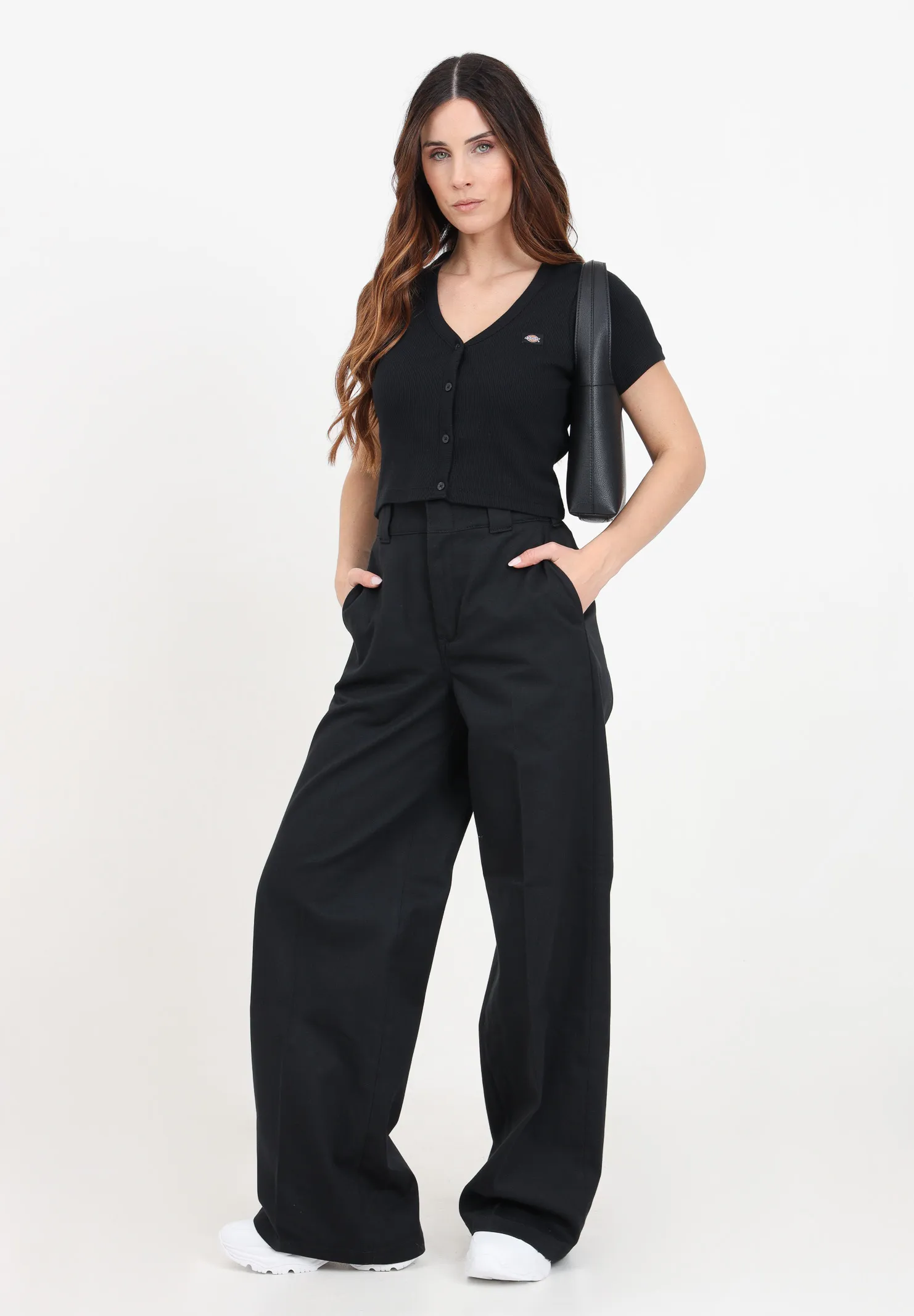 Pantaloni da donna nero a zampa con etichetta logo sul retro