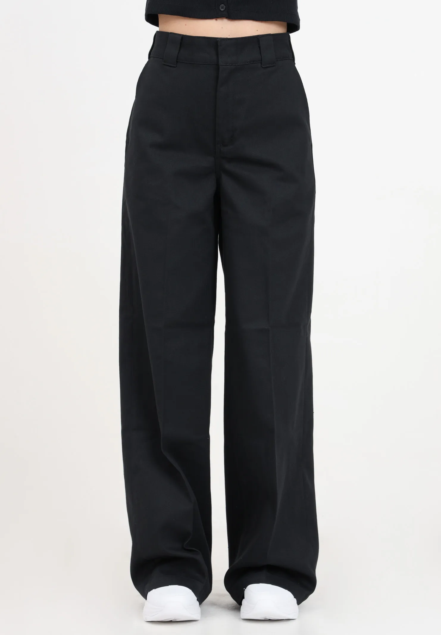Pantaloni da donna nero a zampa con etichetta logo sul retro