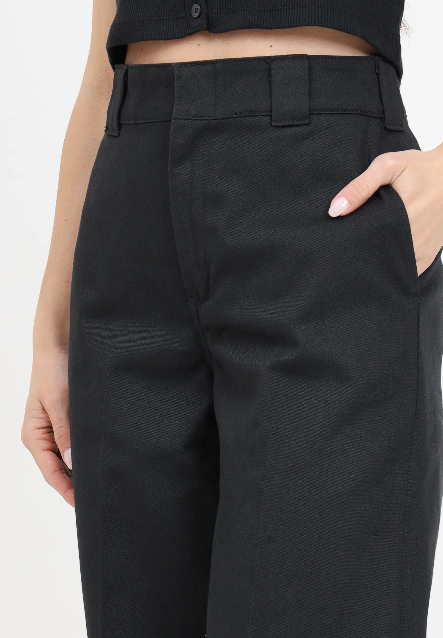 Pantaloni da donna nero a zampa con etichetta logo sul retro