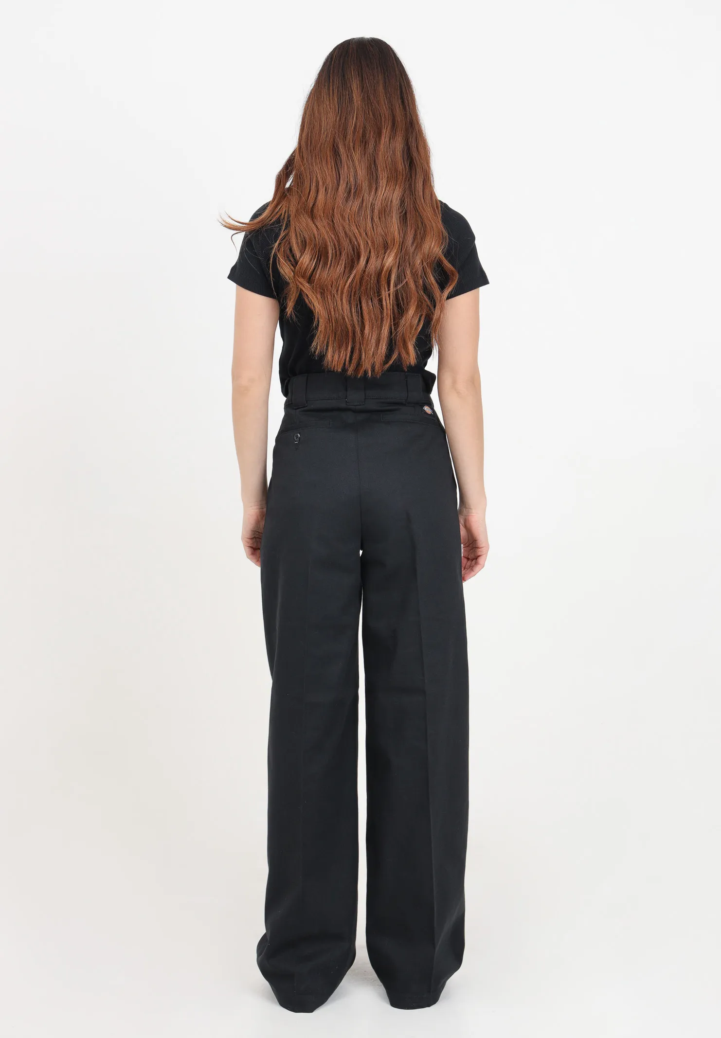 Pantaloni da donna nero a zampa con etichetta logo sul retro