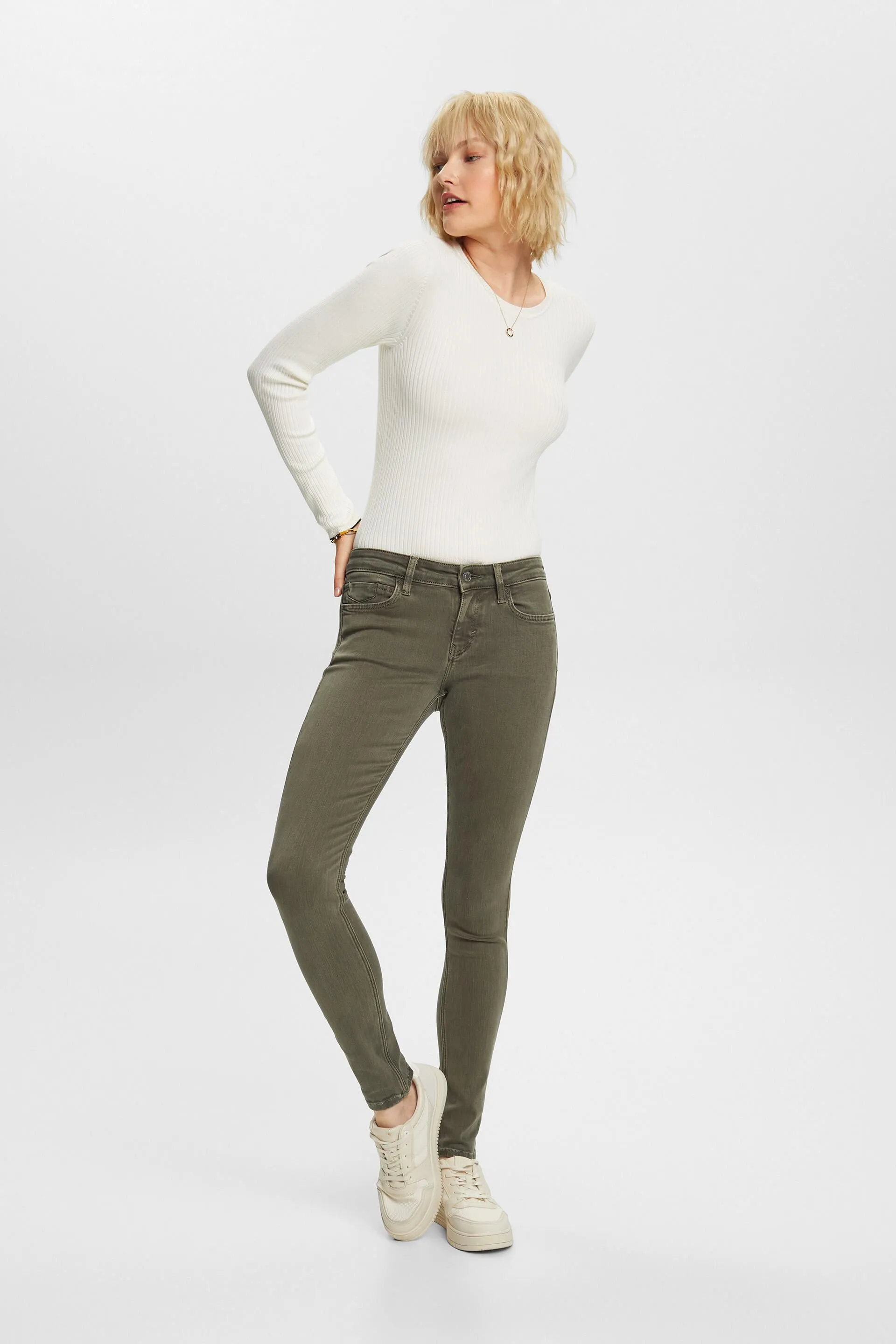 Pantaloni skinny a vita media