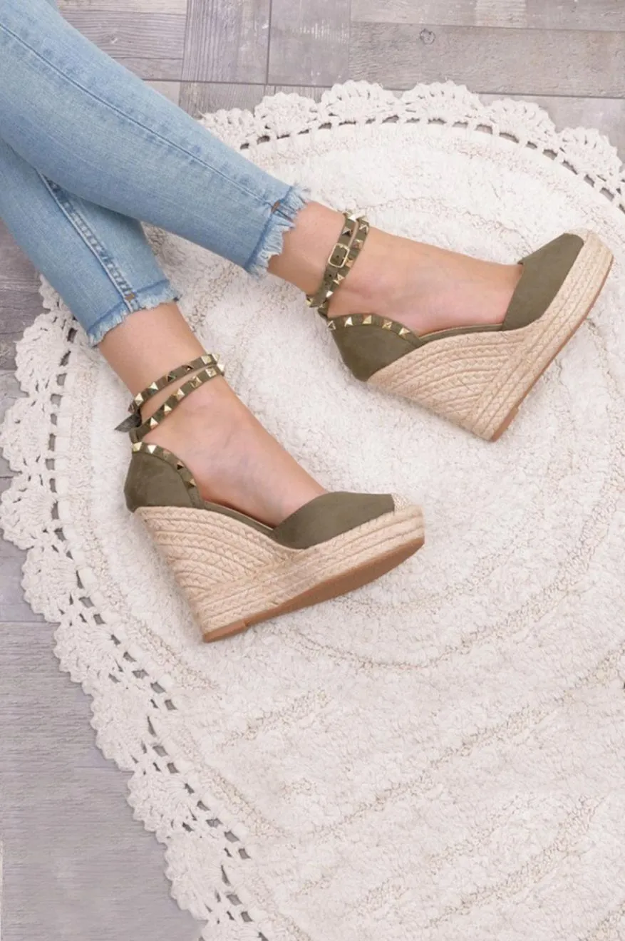 Sandali con zeppe in rafia e borchie Verde