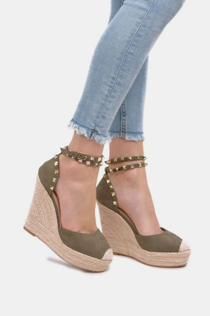 Sandali con zeppe in rafia e borchie Verde