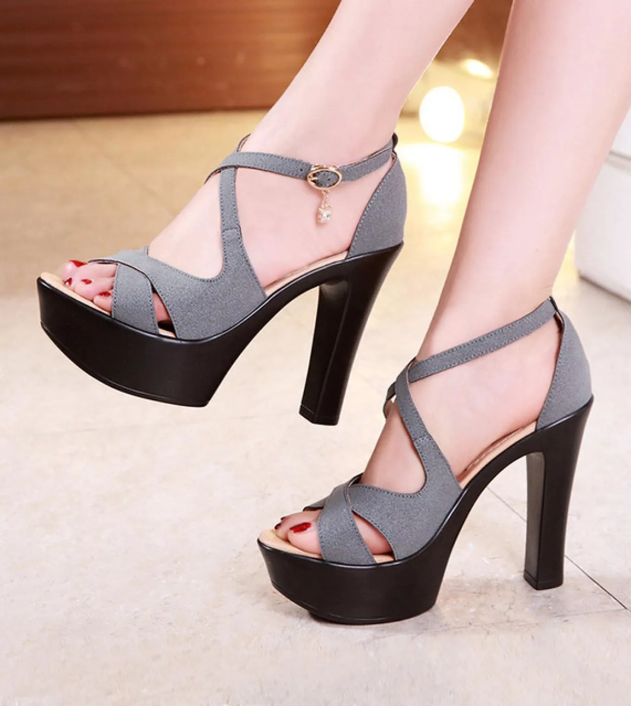 Sandali da donna con tacco alto in pelle Roma Sandali con plateau Donna Estate Scarpe eleganti Zeppe da donna con suola spessa