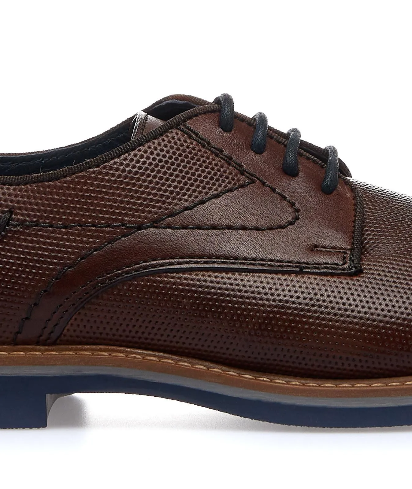 Scarpe marroni eleganti in pelle con lacci