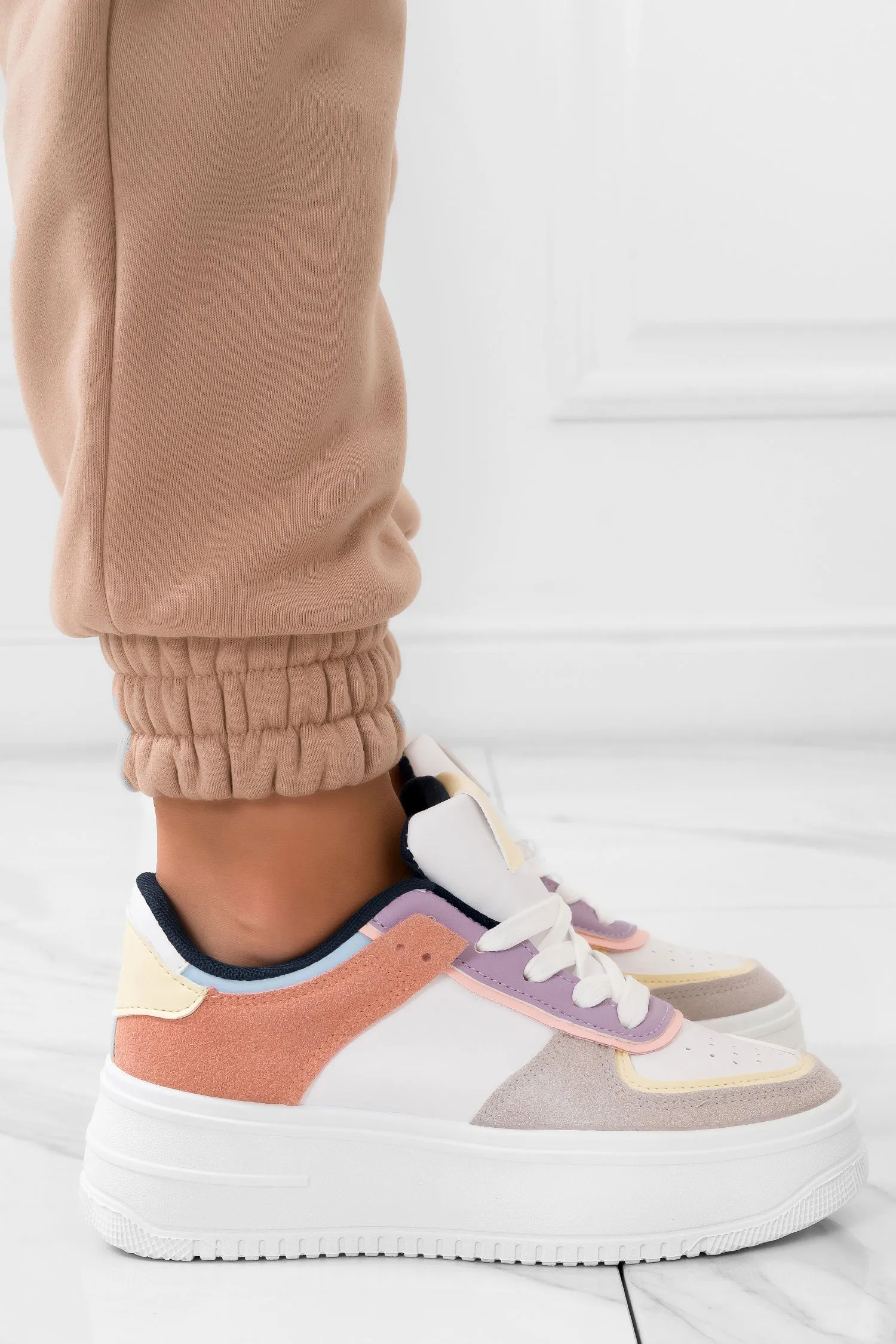 Sneakers con pannelli multicolor e suola spessa