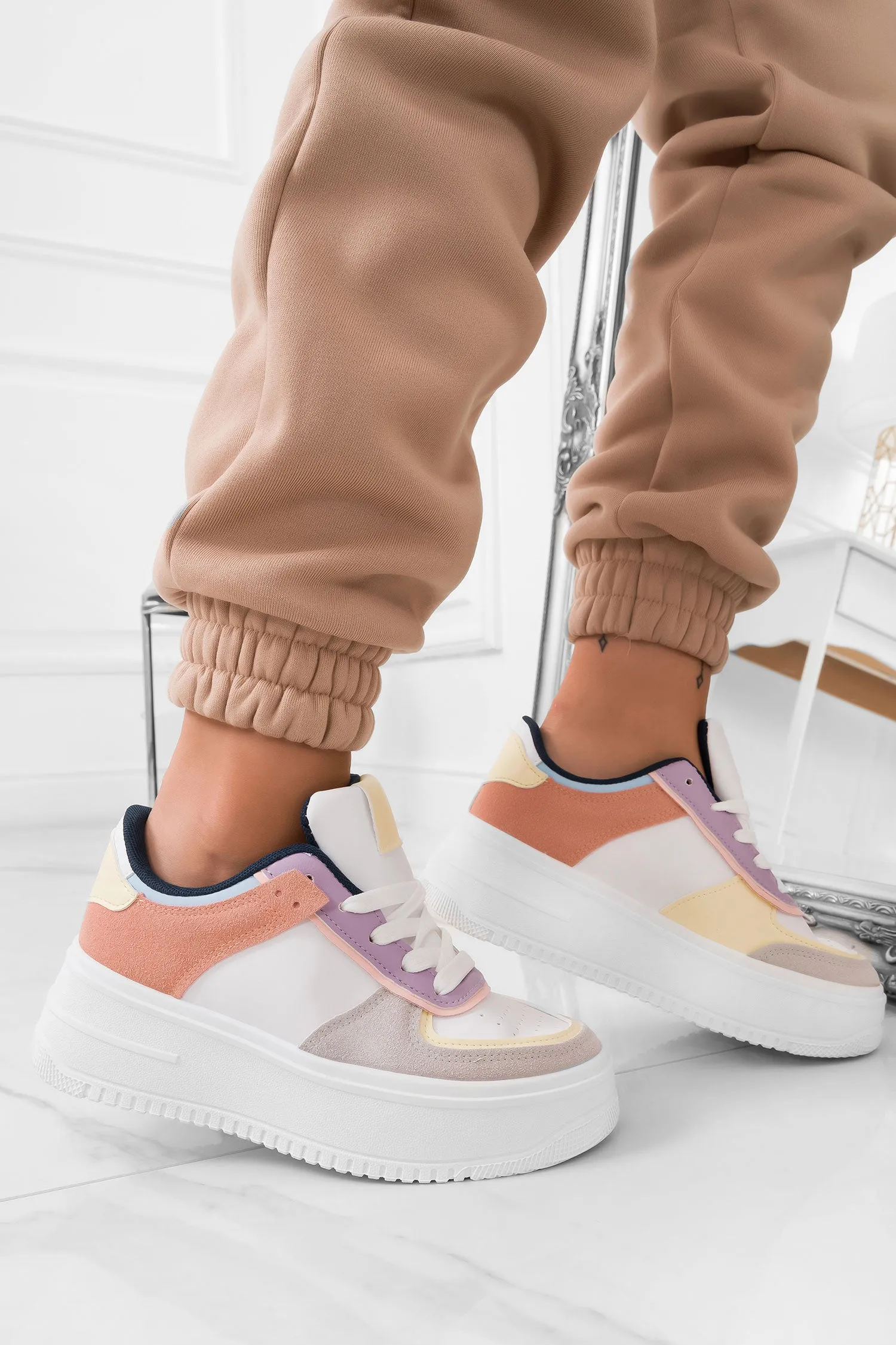 Sneakers con pannelli multicolor e suola spessa